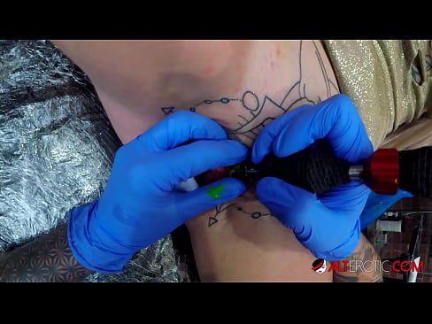 ❤️ Ekstreme tatuita varmulo Sully Savage ricevis tatuon sur sia klitoro Belega porno ĉe porno eo.bestsexporno.ru ☑